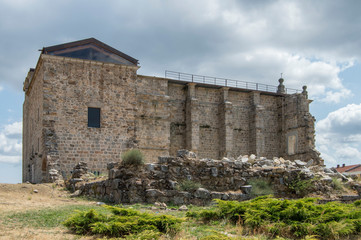 Fototapeta na wymiar Viejo Monasterio/ vista de los restos de un viejo monasterio en las Navas del Marques, provincia de Ávila. Castilla y León. España.