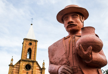 Estatua de pueblo colombiano