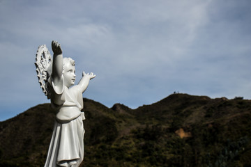 Estatua de Ángel en pueblo colombiano
