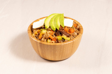 Arroz Frito en Tazón de Bambú