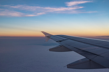 Fototapeta na wymiar Blick aus dem Flugzeug auf den orangenen Horizont