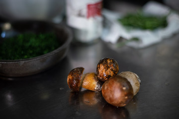 funghi porcini freschi nella cucina di un ristorante