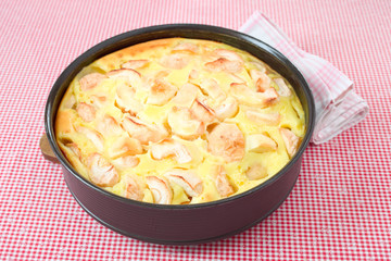 Apfelkuchen in einer Backform