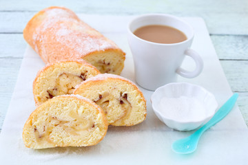 Apfel-Biskuitrolle