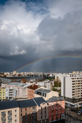 Arc en ciel, après l'orage, au dessus de Saint-Denis 93, banlieue parisienne, rue Gabriel Péri vertical