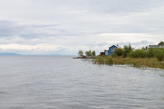 Isba sur la rive du lac Baikal &agrave; Baikalsk