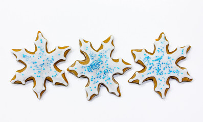 Fototapeta na wymiar Christmas snowflake cookies isolated on white background