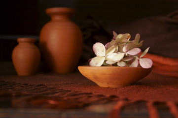 Obraz na płótnie Canvas Romanian ceramics and withered hydrangea flowers