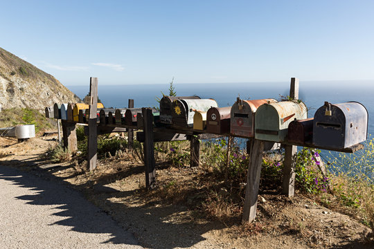Paisaje con buzones en la costa de California, Estado Unidos.