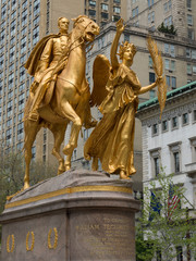 Obraz premium Golden statue of General William Tecumseh Sherman in Grand Army Plaza, Central Park, Manhattan, New York City, USA