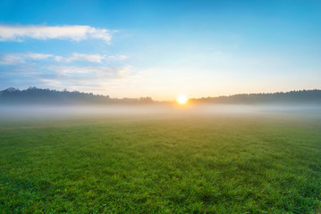 traumhafter Sonnenaufgang bei Nebel in Bayern 