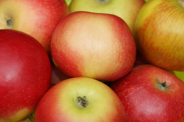 Fototapeta na wymiar fresh apples red background healthy food