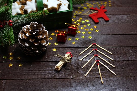Weihnachtsdekoration mit Streichh&ouml;lzern