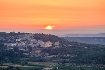 Fototapeta na wymiar Vue panoramique sur le village de Lacoste, Provence, france. Coucher de soleil.