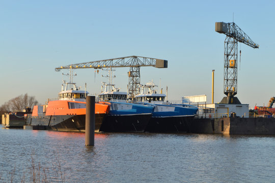 hijskranen bij boten in de haven van Lobith-Tolkamer bij de Rijn