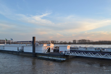 boten tijdens hoogwater op de kade van de rivier de Rijn