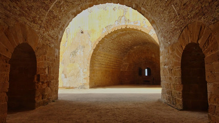 Fototapeta na wymiar Mauern und Gewölbe aus Stein von einer Festung