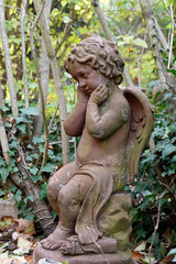 Obraz premium engelsfigur in einem garten