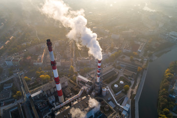Widok z lotu ptaka na smog nad miastem, dymiące kominy elektrociepłowni oraz zabudowa miasta -...