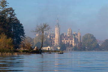 Schweriner Schloss bei Nebel