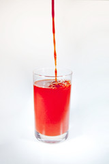 グラスに注がれるトマトジュース