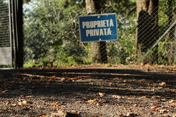 Un Puerta con un cartel, escrito propiedad privada