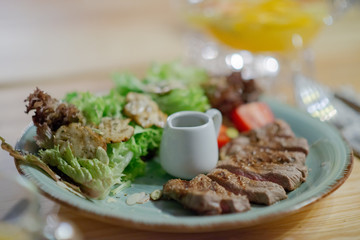 Grilled beef slices with lettuce and vegetables