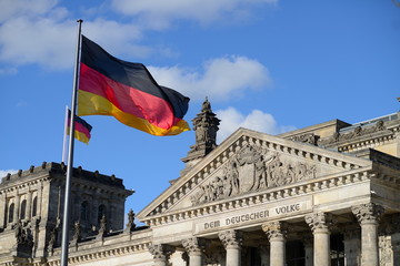 Fototapeta na wymiar Berlin Reichstag mit Deutschlandfahne und Inschrift 