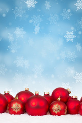 Weihnachten viele rote Weihnachtskugeln Dekoration Hochformat Schneeflocken Schnee Winter...