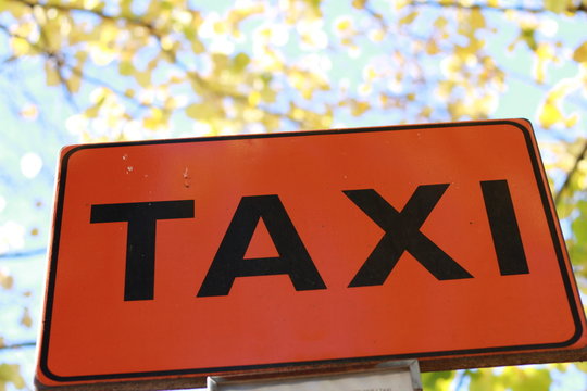Letrero de taxi en un paradero