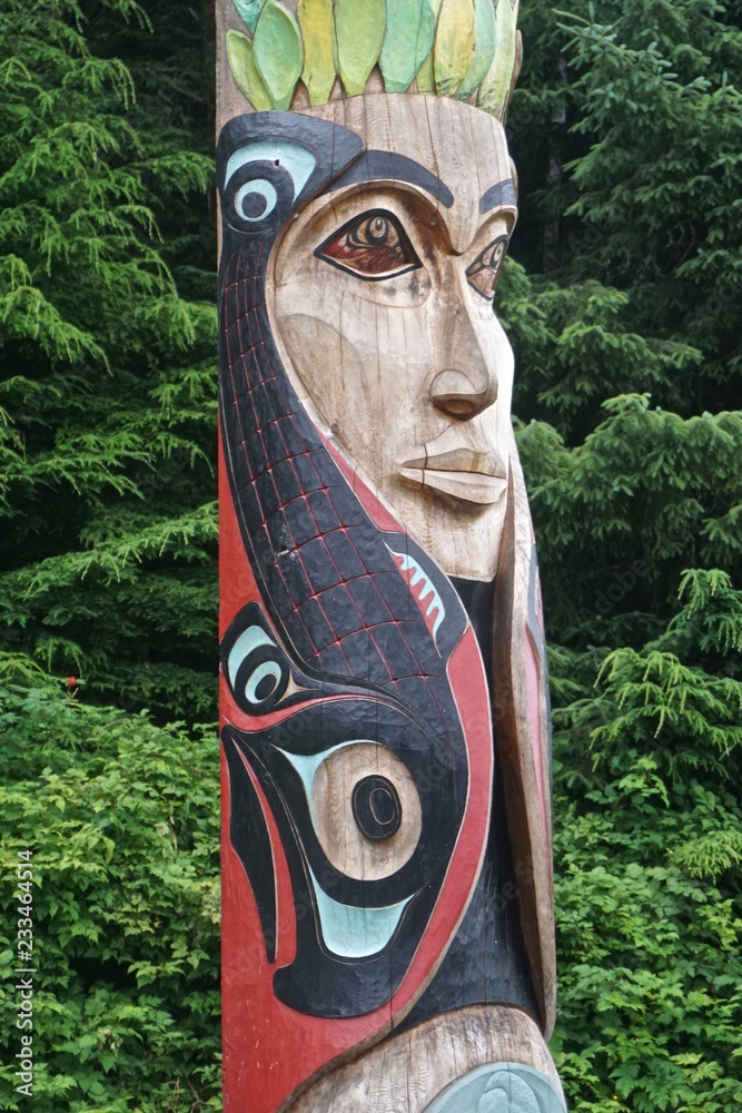 Wall mural Sitka, Alaska, USA: Totem of the Tsinglit nation on the grounds of the Sitka National Historic Park.