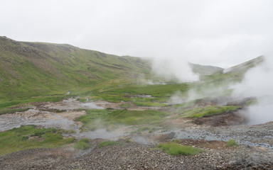 Landschaft mit heißen Quellen und Wasserfällen im Hengill Geothermalgebiet / Süd-West-Island 