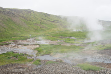 Landschaft mit heißen Quellen und Wasserfällen im Hengill Geothermalgebiet / Süd-West-Island 