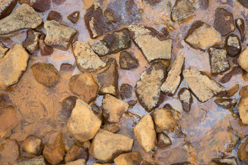 Hintergrund: buntes Vulkan-Gestein im Hengill Geothermalgebiet / Süd-West-Island