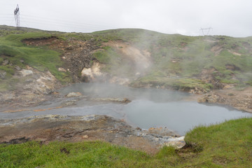 Landschaft mit heißen Quellen und Wasserfällen im Hengill Geothermalgebiet / Süd-West-Island 