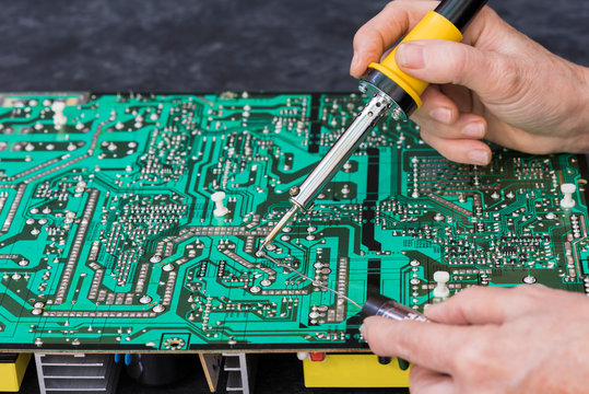 Repara la placa de circuito electrónico con soldador y estaño.