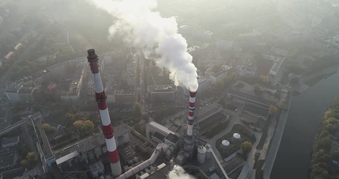Widok z lotu ptaka na dymiące kominy elektrociepłowni oraz smog nad miastem, w tle miejska zabudowa - Wrocław, Polska