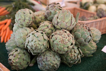 Obraz premium Fresh fruits artichokes at the farmers market