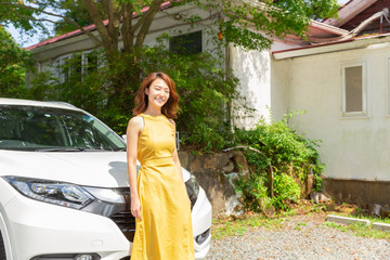 女性と自動車