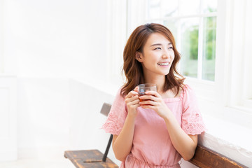 部屋でお茶を飲む女性