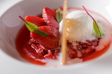 Postre de fresa con helado de yoghurt griego