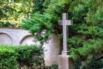 Friedhof mit alten Gräbern