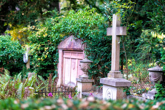 Friedhof mit alten Gräbern