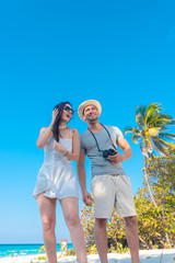 Pareja de jovenes hermosos en una playa del caribe un día soleado.