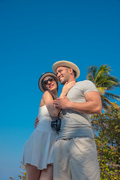 Pareja de jovenes hermosos en una playa del caribe un d&iacute;a soleado.