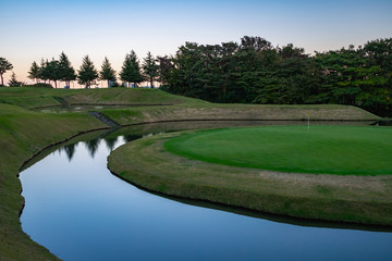 夕暮れのゴルフ場 浮島のグリーン