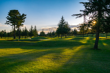 Obraz premium 夕暮れのゴルフ場 ゴルフコース フェアウェイ