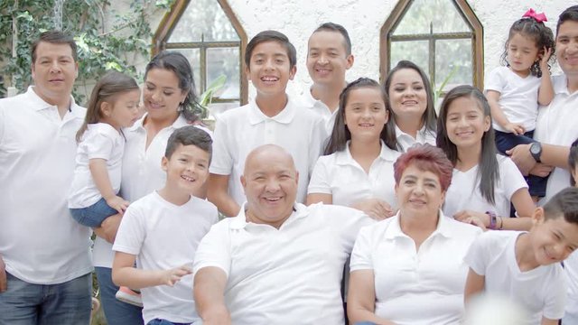 larga hispanic family with gran parents at home