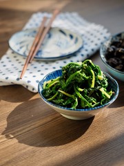 한국의 음식 시금치 무침과 콩자반 