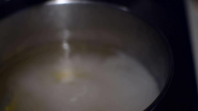 Put small pasta in the boiling salted water
Pastina, ditalini rigati versati nell'acqua che bolle.
